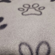 manta-para-mascotas-con-huellas-gris-