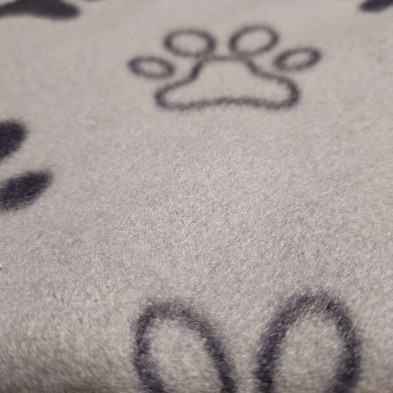 manta-para-mascotas-con-huellas-gris-